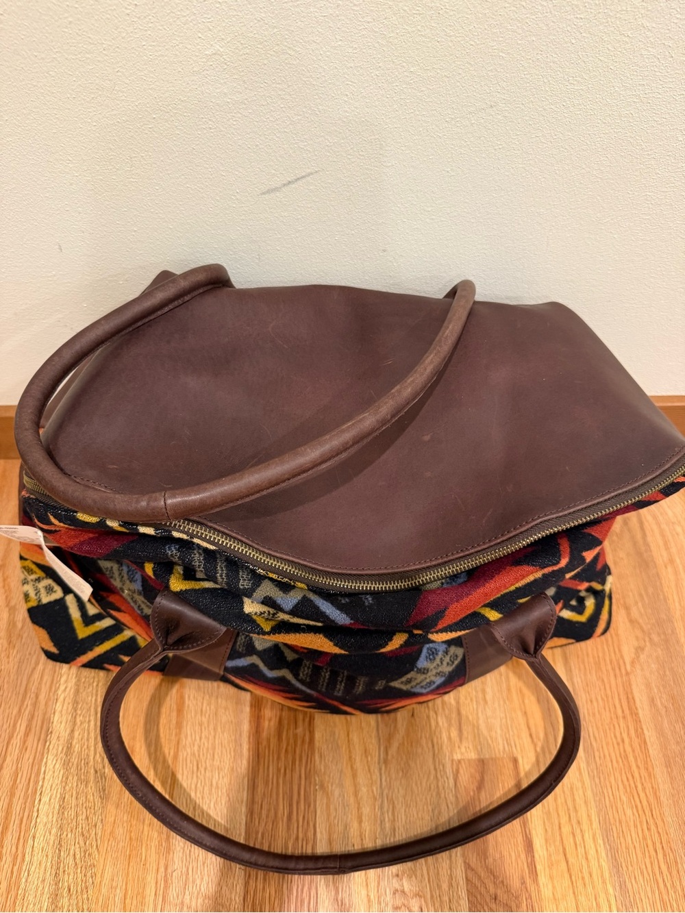 Pendleton Overnight Leather Tote Bag - Picture 5 of 9